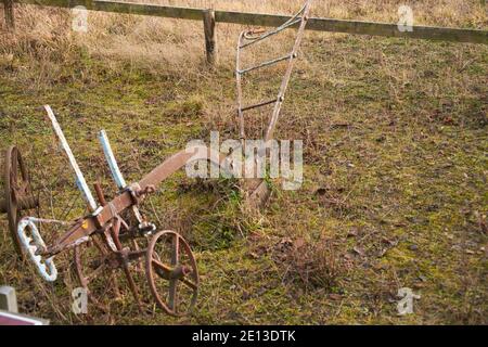 Alte Landmaschinen auf dem Feld, alter Pferdepflug von Boxmoor Ironworks Stockfoto