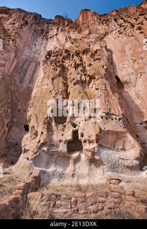 Long House Cavates (Klippenwohnungen) in vulkanischen Tufffelsen von alten Pueblo Menschen geschnitzt, in Frijoles Canyon, Bandelier National Monument, New Mexico Stockfoto