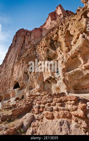 Long House Cavates (Klippenwohnungen) in vulkanischen Tufffelsen von alten Pueblo Menschen geschnitzt, in Frijoles Canyon, Bandelier National Monument, New Mexico Stockfoto