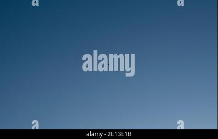 Panoramablick auf eingleisigen Gleitschirm in blauen Himmel Luft Fallschirm Extremsport in Cordoba Andalusien Spanien Stockfoto