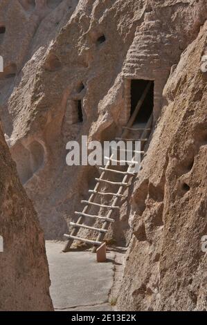 Leiter bei Kavaten (Klippenwohnungen), die von den alten Pueblo-Leuten (Anasazi), im Frijoles Canyon, Bandelier National Monument, New Mexico, USA gebaut wurden Stockfoto