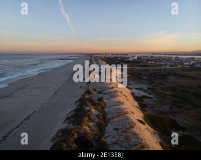 Luftpanorama des atlantischen Küstenstrandes Küstenstädtchens Praia Da Costa Nova do Prado Aveiro Ilhavo Portugal Europa Stockfoto