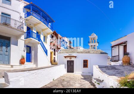 Blick auf Stadt und Hafen auf der Insel Skopelos, nördliche Sporaden, Griechenland Stockfoto