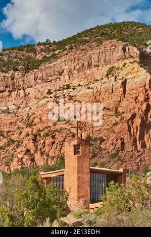 Kirche von Christ des Klosters Wüste, Mesa de Las Viejas hinter, in Chama Canyon in der Nähe von Abiquiu, New Mexico, USA Stockfoto