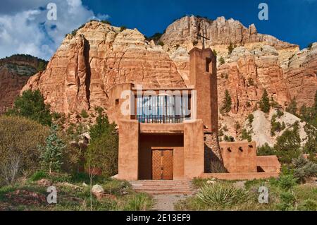 Kirche von Christ des Klosters Wüste, Mesa de Las Viejas hinter, in Chama Canyon in der Nähe von Abiquiu, New Mexico, USA Stockfoto