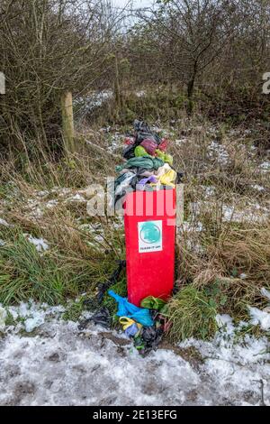 Voll bis zum Rand Hund poo Tasche bin. Stockfoto