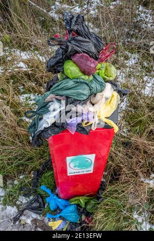 Voll bis zum Rand Hund poo Tasche bin. Stockfoto