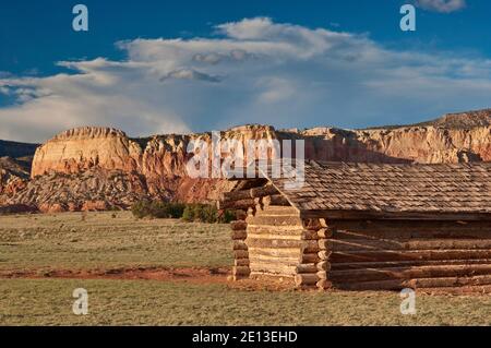 Blockhaus in City Slickers Filmset auf Ghost Ranch in der Nähe von Abiquiu, New Mexico, USA Stockfoto