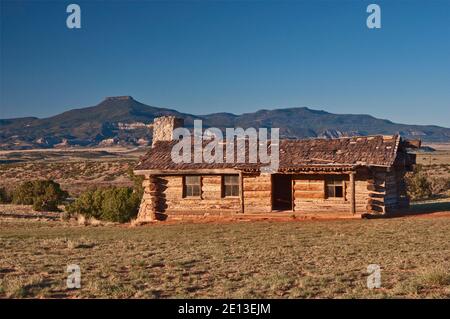 Blockhaus in City Slickers Filmset auf Ghost Ranch in der Nähe von Abiquiu, New Mexico, USA Stockfoto