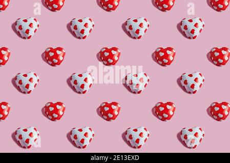 Valentinstag-Muster mit Süßigkeiten Herzen auf einem rosa Hintergrund Stockfoto
