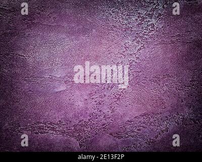 Textur der alten Wand mit dekorativem Gips dunkelvioletten Farben. Cracked Beton Grunge Hintergrund mit Vignette. Abstrakte Weinstein Stuckoberfläche, Stockfoto