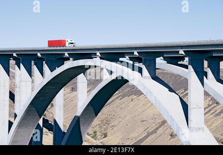 Lkw Überquert Betonbogenbrücke Stockfoto