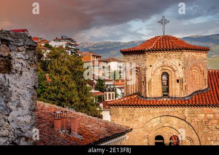 Ohrid, Nordmakedonien Sonnenuntergang Ansicht der alten orthodoxen Kirche der Heiligen Sophia Stockfoto