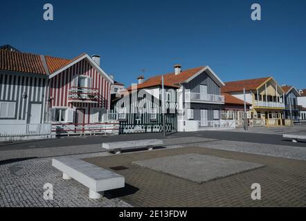 Panorama der atlantikküste Strand Stadt Dorf Küste traditionelle historische Bunte Häuser Praia da Costa Nova do Prado Aveiro Ilhavo Portugal Europ Stockfoto