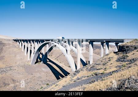 Traktor-Anhänger Über Betonbogenbrücke Stockfoto