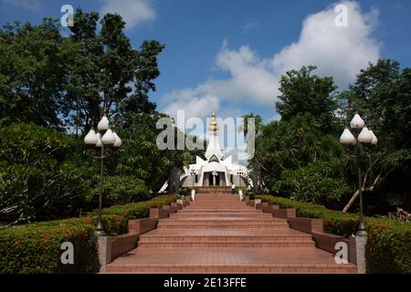 Stupa Museum des Mönchs Luang Pu Khao Ananyo für Thai Menschen und ausländische Reisende reisen besuchen und respektieren beten an Wat Tham Klong Phen Waldtempel Stockfoto