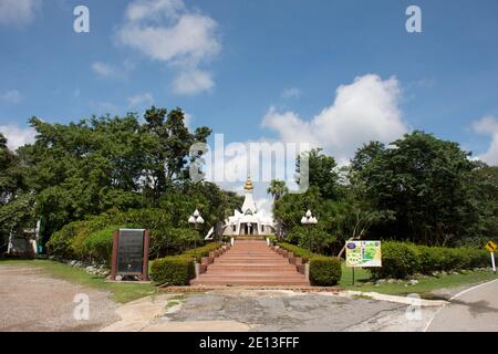 Stupa Museum des Mönchs Luang Pu Khao Ananyo für Thai Menschen und ausländische Reisende reisen besuchen und respektieren beten an Wat Tham Klong Phen Waldtempel Stockfoto