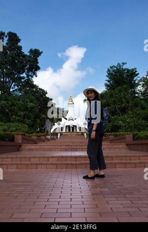 Thai Menschen Reisende Frauen reisen besuchen und respektieren beten Mönch Luang Pu Khao Ananyo vom Wat Tham Klong Phen Wald Tempel am Phu Phan Berg auf SE Stockfoto