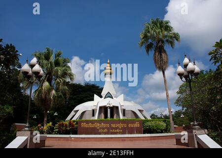 Stupa Museum des Mönchs Luang Pu Khao Ananyo für Thai Menschen und ausländische Reisende reisen besuchen und respektieren beten an Wat Tham Klong Phen Waldtempel Stockfoto