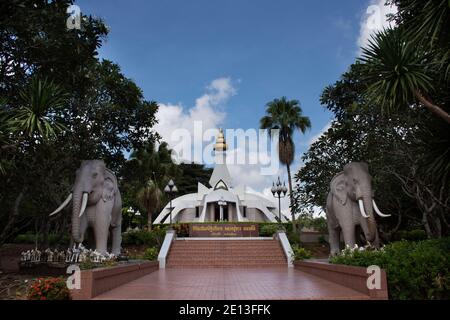 Stupa Museum des Mönchs Luang Pu Khao Ananyo für Thai Menschen und ausländische Reisende reisen besuchen und respektieren beten an Wat Tham Klong Phen Waldtempel Stockfoto