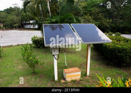 Solarzellen-Panel für Strom im Garten im Freien bei gemacht Stupa Museum des Mönchs Luang Pu Khao Ananyo in Wat Tham Klong Phen Waldtempel bei Phu Phan Stockfoto