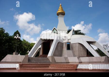 Stupa Museum des Mönchs Luang Pu Khao Ananyo für Thai Menschen und ausländische Reisende reisen besuchen und respektieren beten in Wat Tham Klong Phen Waldtempel Stockfoto