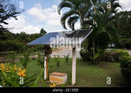 Solarzellen-Panel für Strom im Garten im Freien bei gemacht Stupa Museum des Mönchs Luang Pu Khao Ananyo in Wat Tham Klong Phen Waldtempel bei Phu Phan Stockfoto