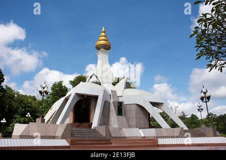 Stupa Museum des Mönchs Luang Pu Khao Ananyo für Thai Menschen und ausländische Reisende reisen besuchen und respektieren beten in Wat Tham Klong Phen Waldtempel Stockfoto