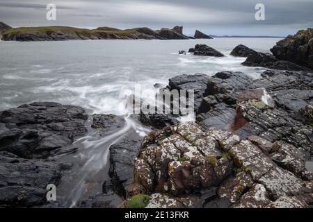 Split Rock bei Clachtaut auf der Wee Mad Road, Nordwest Schottland Stockfoto