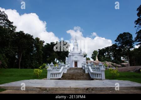 Schöner weißer Stupa-Schrein im Garten im Wat Tham Klong Phen Waldtempel für Thailänder und ausländische Reisende Reise Besuch Respekt beten Stockfoto