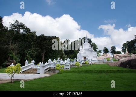 Schöner weißer Stupa-Schrein im Garten im Wat Tham Klong Phen Waldtempel für Thailänder und ausländische Reisende Reise Besuch Respekt beten Stockfoto