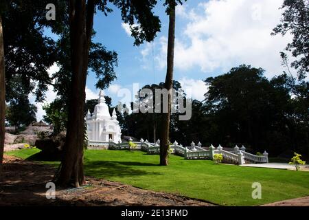 Schöner weißer Stupa-Schrein im Garten im Wat Tham Klong Phen Waldtempel für Thailänder und ausländische Reisende Reise Besuch Respekt beten Stockfoto