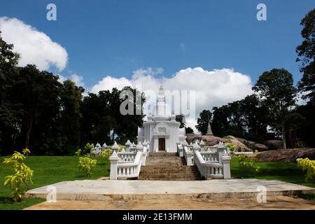 Schöner weißer Stupa-Schrein im Garten im Wat Tham Klong Phen Waldtempel für Thailänder und ausländische Reisende Reise Besuch Respekt beten Stockfoto