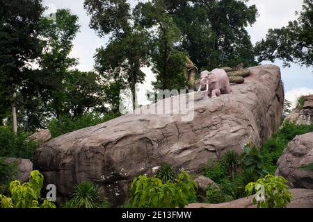 Elefant und Naga große Schlange auf Felsen Stein in Wat Tham Klong phen Waldtempel für Thailänder und Ausländer Reisende reisen besuchen Respekt beten an Stockfoto