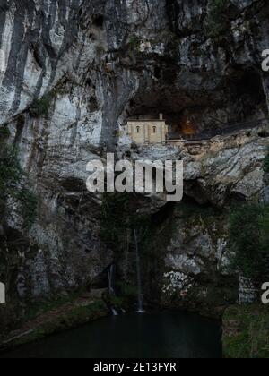 Religiöse katholische christliche Wallfahrtsort Santa Cueva Nuestra Senora, Heilige Höhle unserer Dame Covadonga in Felswand Wasserfall Picos de Europa Cangas Stockfoto