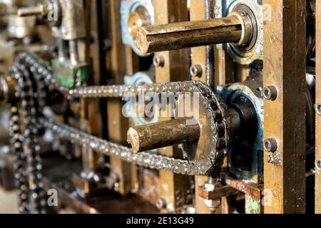 Nahaufnahme der Hauptantriebskette von Industriemaschinen Zeigt das Zahnrad und die Zahnräder im Detail Stockfoto