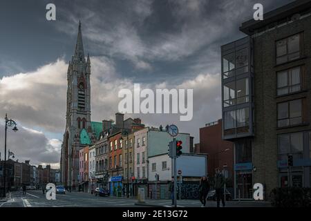 Thomas Straße mit John's Lane Kirche (Kirche St. Augustine und St. John) im Hintergrund. Dublin, Irland. Stockfoto