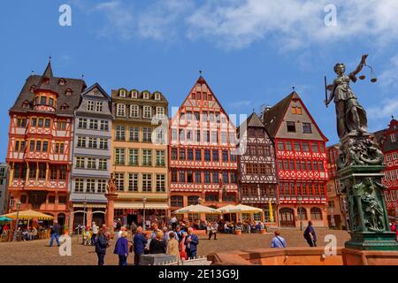 Fachwerk und die Statue der Dame Justice auf dem Römerberg in der Altstadt von Frankfurt am Main, Hessen, Deutschland. Stockfoto