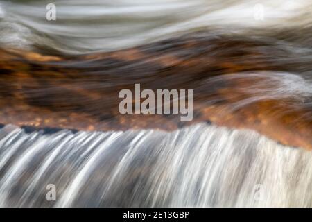 Wasser fließt über Felsen in der Corrieshalloch Gorge, Ullapool, Schottland Stockfoto