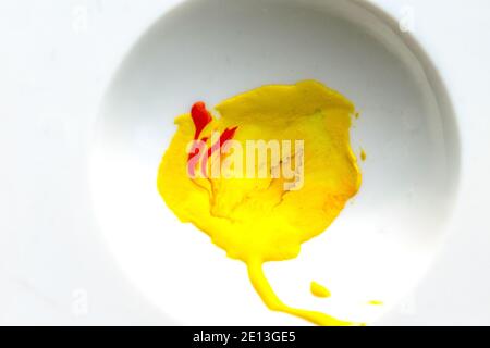 Malen Sie auf der Palette, Streifen aus dem Mischen von hellen und dunklen Schattierungen. Mischen von Farbe vor dem Malen eines Bildes. Stockfoto