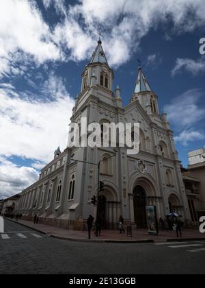 Außenfassade der gotischen katholischen Kirche Iglesia de San Alfonso Kirche im Stadtzentrum von Cuenca Azuay Ecuador Südamerika Stockfoto