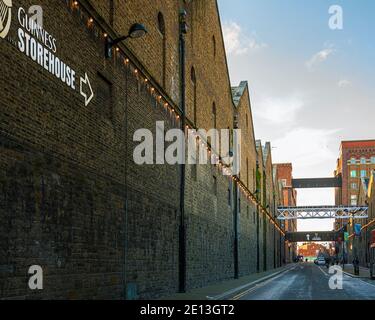 Market Street, die zum Guinness Brauerei Lagerhaus führt. Dublin, Irland. Stockfoto