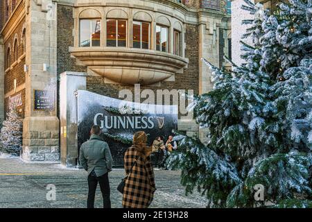 Guinness Brauerei Tor Eingang an der Market Street mit Winterdekorationen. Dublin, Irland. Stockfoto