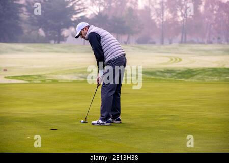 Golfspieler bereitet sich auf den Schuss vor Stockfoto