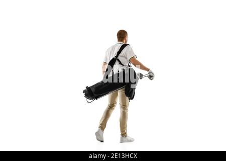 Los. Golfspieler in einem weißen Hemd üben, spielen isoliert auf weißem Studio-Hintergrund mit Copyspace. Professionelle Spieler üben mit hellen Emotionen und Gesichtsausdruck. Sportkonzept. Stockfoto
