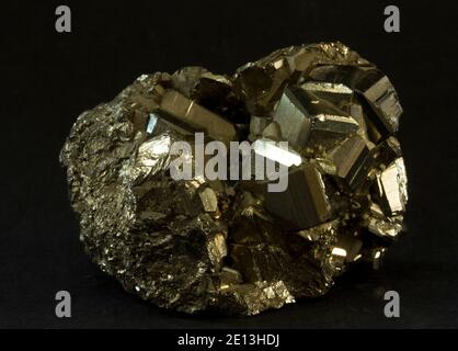 Die kubischen Kristalle von Eisenpyrit werden aufgrund ihrer Ähnlichkeit oft Fool's Gold genannt. Eisenpyrit ist die häufigste Form von Sulfid Stockfoto