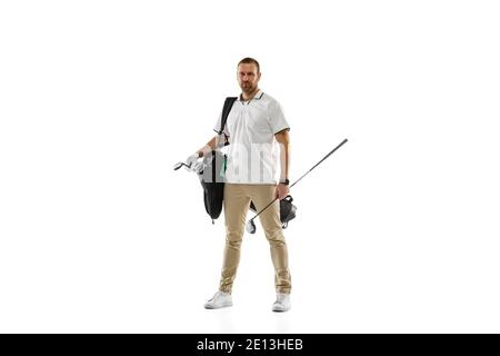 Los. Golfspieler in einem weißen Hemd üben, spielen isoliert auf weißem Studio-Hintergrund mit Copyspace. Professionelle Spieler üben mit hellen Emotionen und Gesichtsausdruck. Sportkonzept. Stockfoto