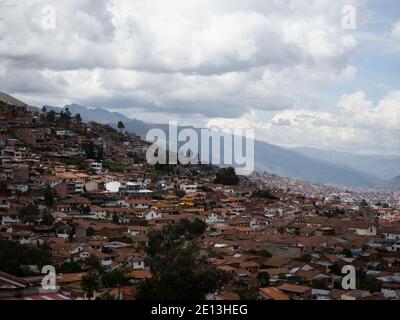 Panoramablick auf historische koloniale typische anden Häuser auf Hanglagen Stadt Cusco in Peru Südamerika Stockfoto
