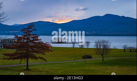 Lake Champlain mit Sonnenuntergang über den Adirondack Mountains Stockfoto