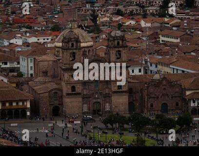 Nahaufnahme der Iglesia de la Compania de Jesus jesuitenkirche der Gesellschaft Jesu auf dem Hauptplatz der Plaza de Armas, von der Plaza San Cristobal Aussichtspunkt Cu gesehen Stockfoto